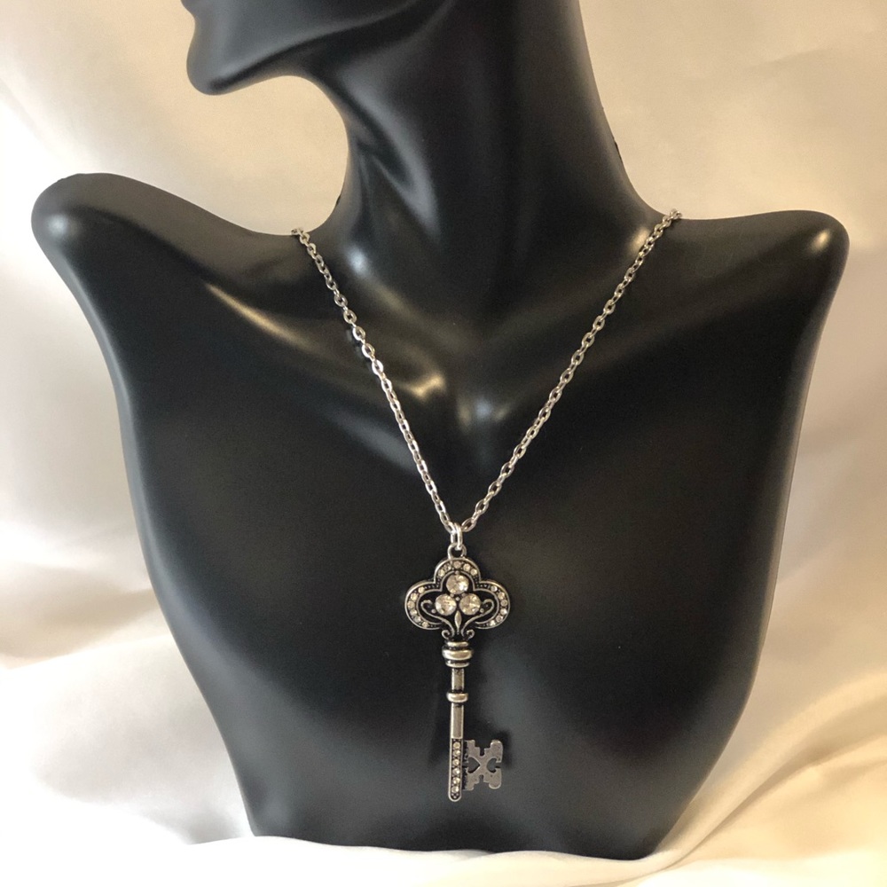Beautiful rhinestone key necklace